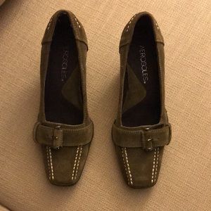Womens olive green suede Aerosoles size 6 like new never worn